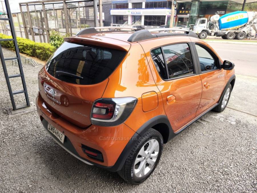 RENAULT - SANDERO - 2014/2015 - Laranja - R$ 45.900,00