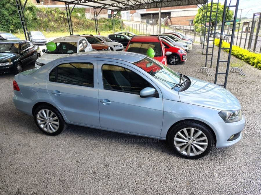 VOLKSWAGEN - VOYAGE - 2014/2015 - Prata - R$ 43.000,00