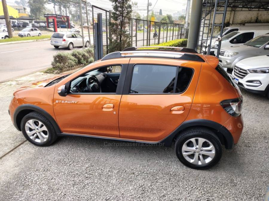 RENAULT - SANDERO - 2014/2015 - Laranja - R$ 45.900,00