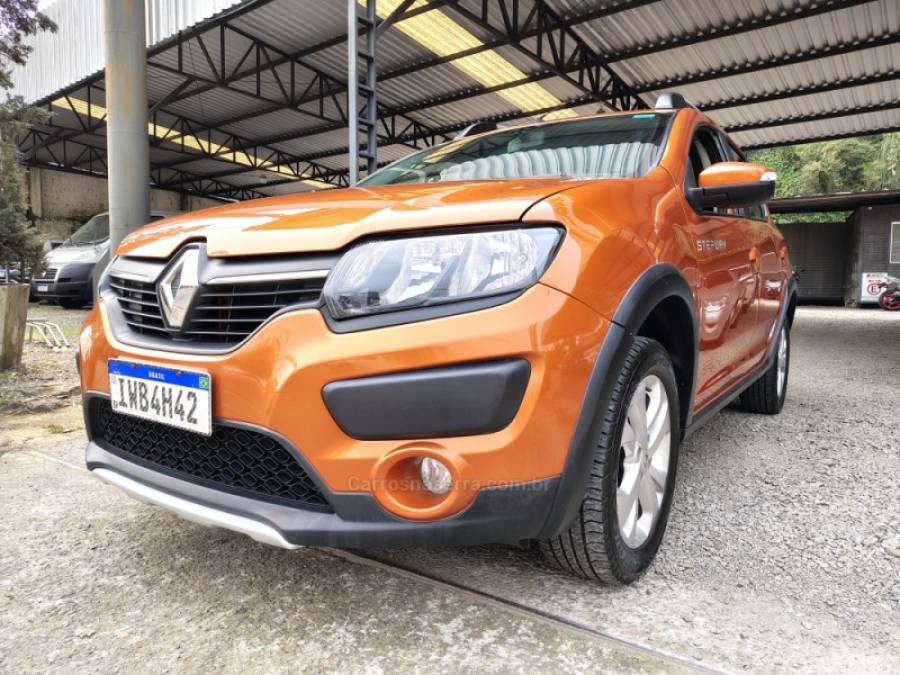 RENAULT - SANDERO - 2014/2015 - Laranja - R$ 45.900,00